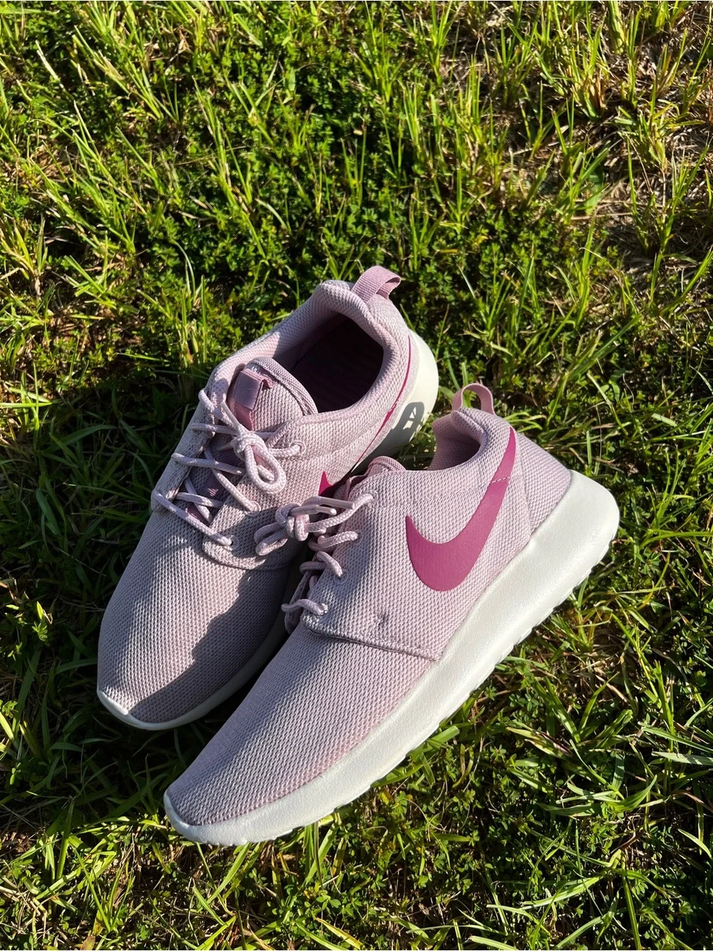 NEW Nike size 8.5 Womens Roshe One Plum Pink shoes